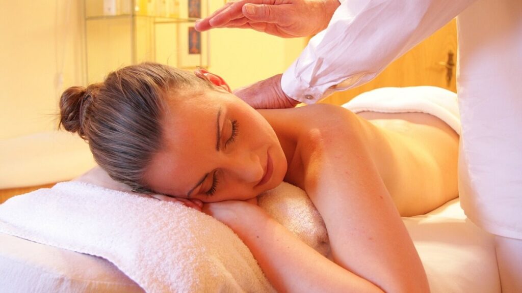 Mulher fazendo Drenagem linfática