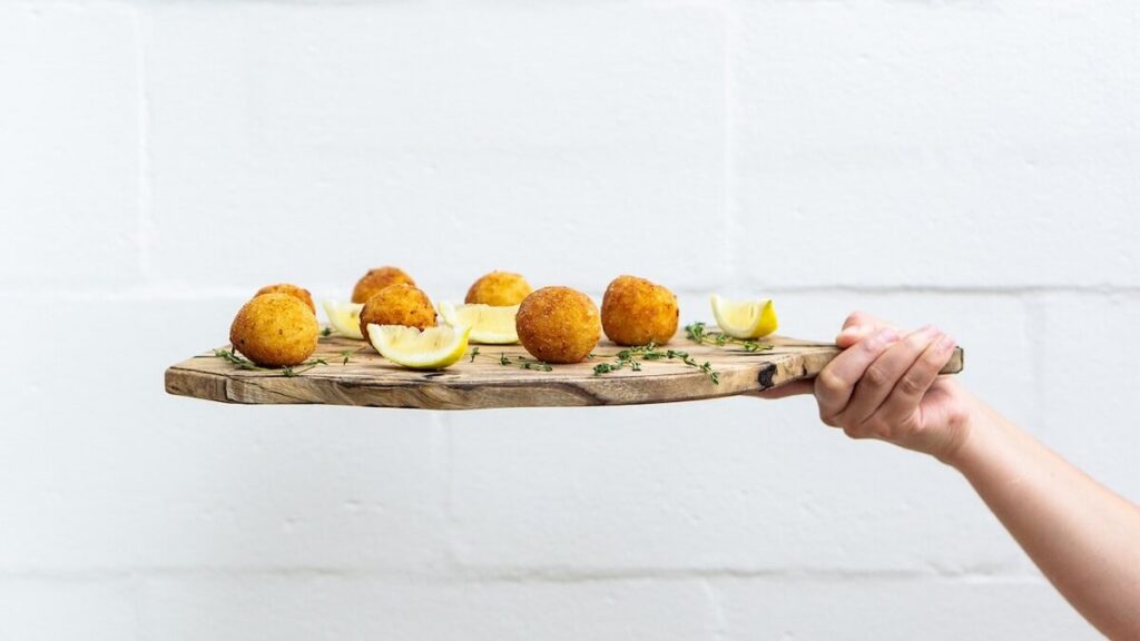 Bolinho de arroz sobre uma tábua com fundo branco