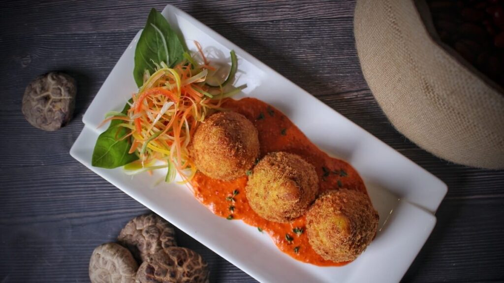 Como fazer bolinho de arroz com molho