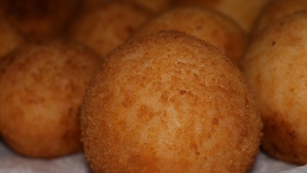 Bolinho de arroz redondos em um prato branco
