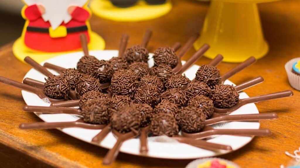 Brigadeiros sobre colheres de chocolate