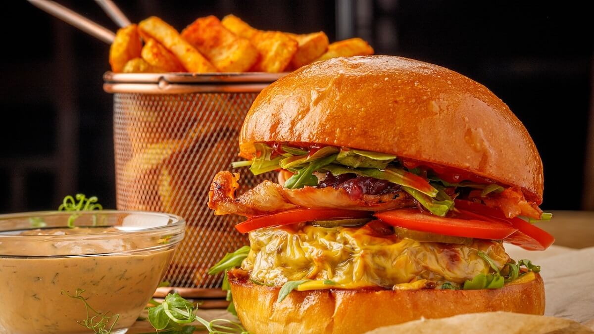 Hambúrguer artesanal com batata frita e molho