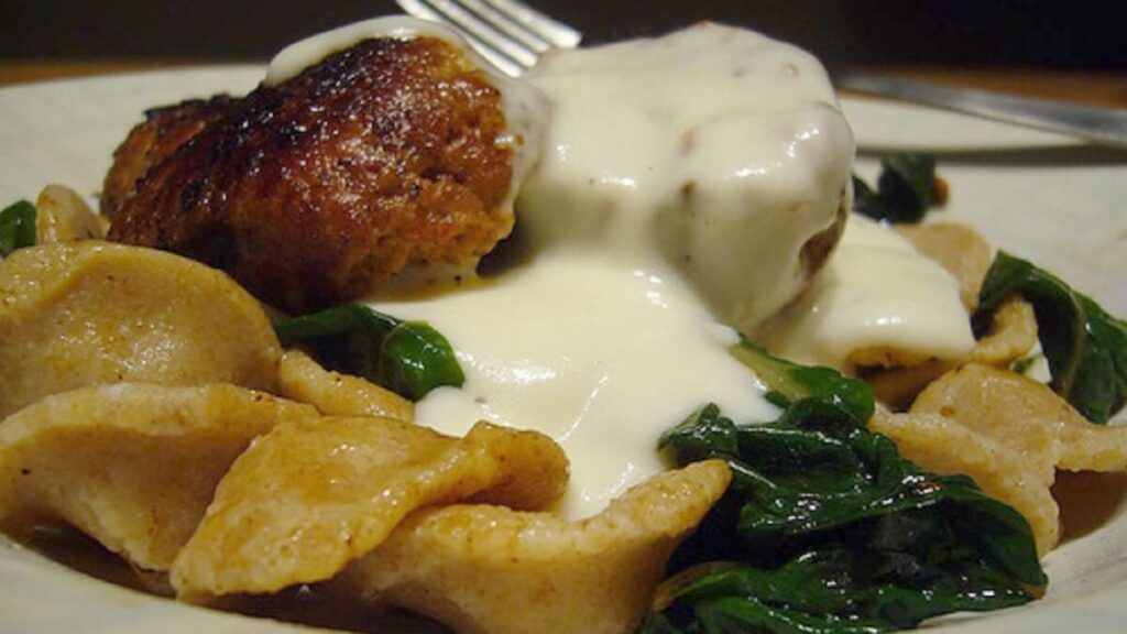 Molho branco sobre carne e outros alimentos