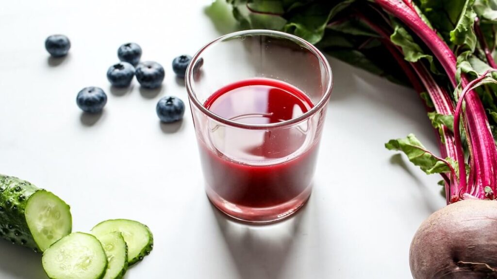 Copo com xarope de beterraba