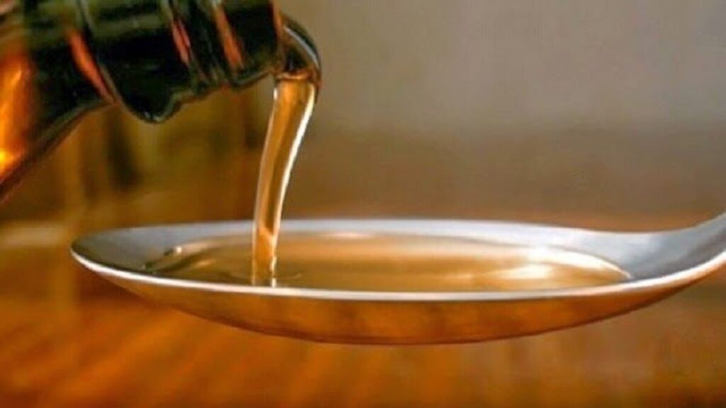 Xarope de chicória em uma colher