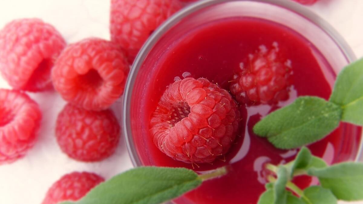 Xarope de frutas vermelhas em um pote