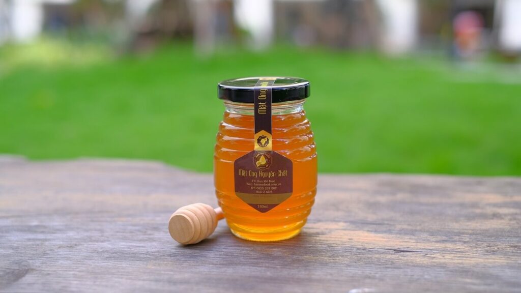 Xarope de mel em um vidro com fundo desfocado