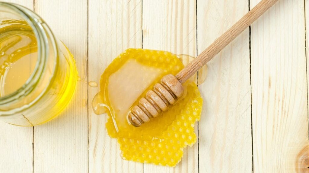 Mel sobre uma Coméia de plástico amarela