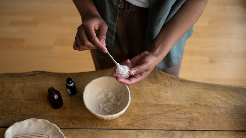 Pessoa fazendo Xarope de vick