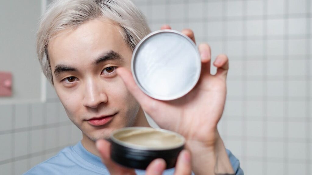 Homem mostrando pomada de Xarope de vick