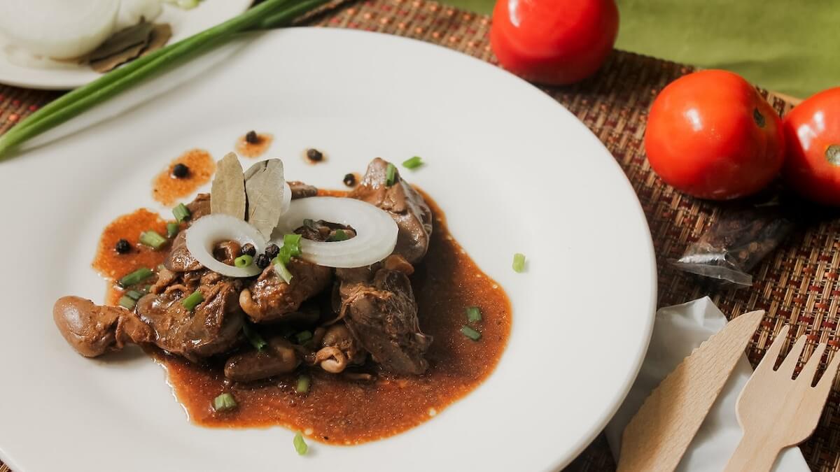 Fígado de galinha com molho e saladas
