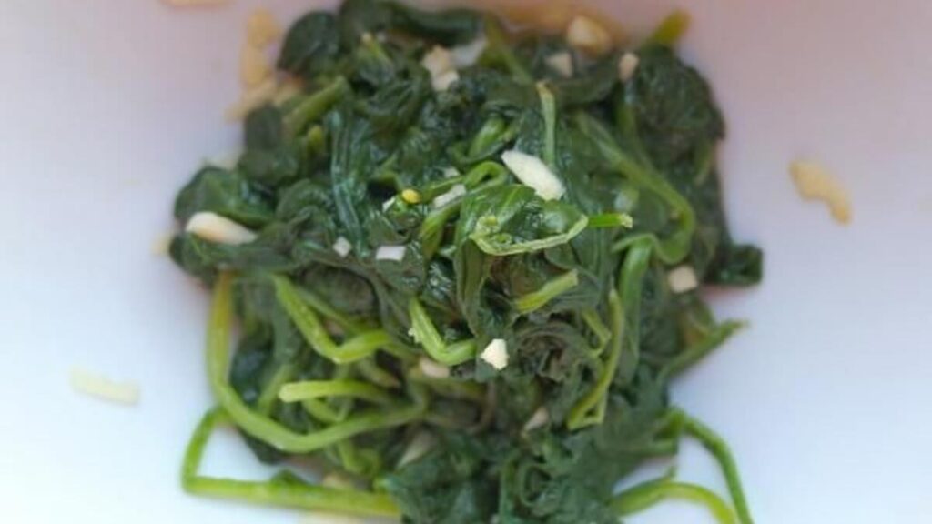 Bertalha refogada sobre um preto