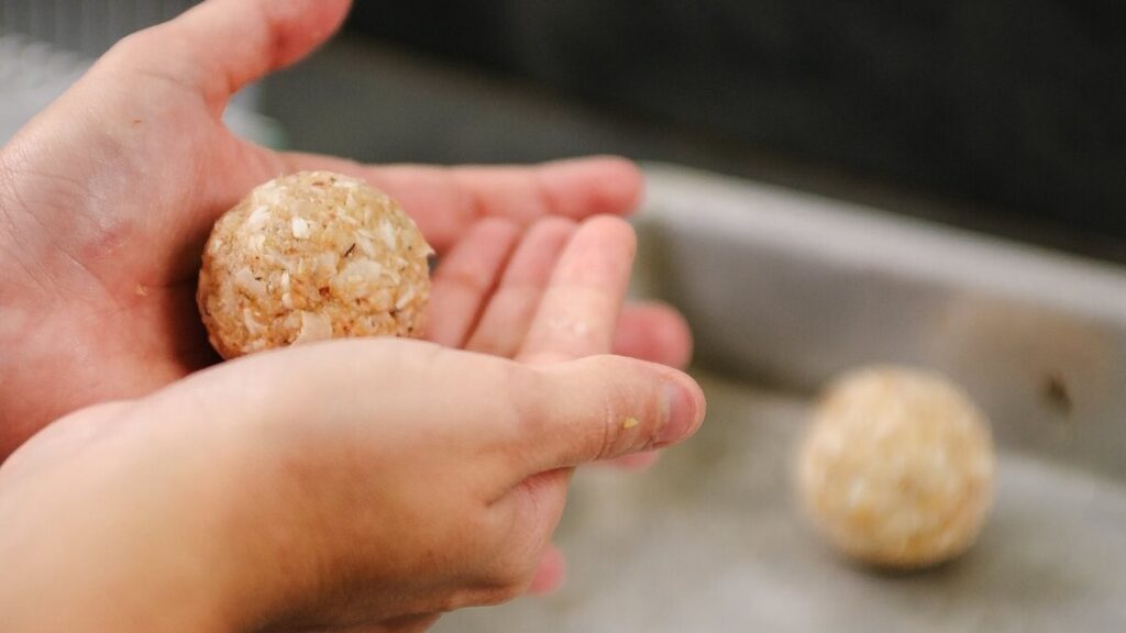 Pessoa fazendo almôndegas