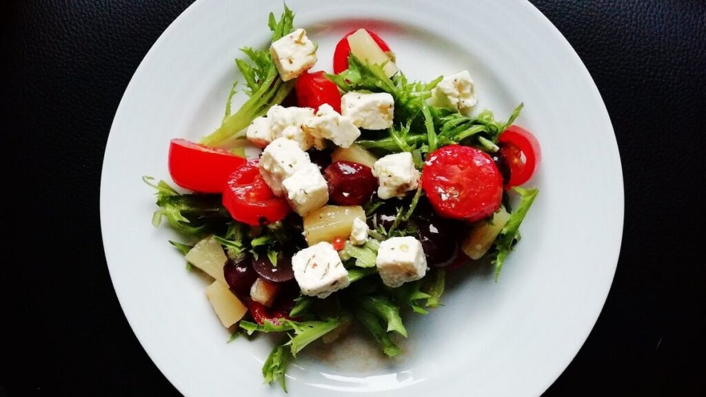 Prato com verduras e queijo