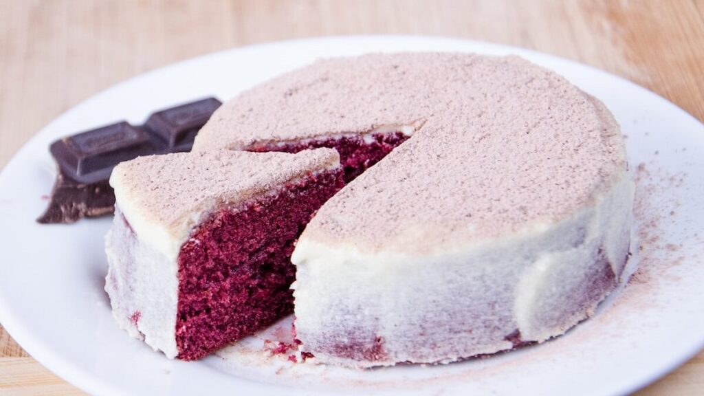 Bolo colorido com cobertura clara