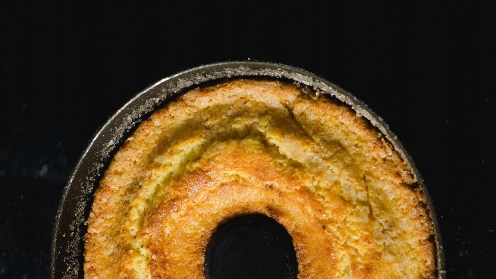 Bolo em uma forma redonda com furo no meio