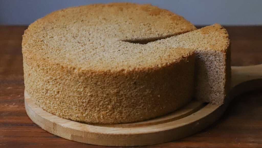 Pessoa cortando um pedaço de bolo