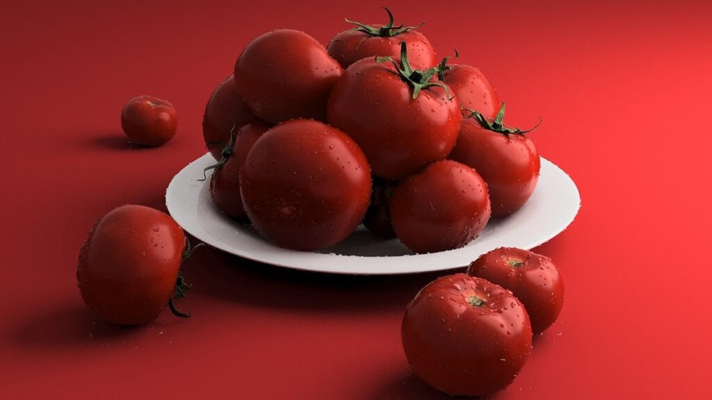 Tomates maduros e bem vermelhos em um fundo vermelho