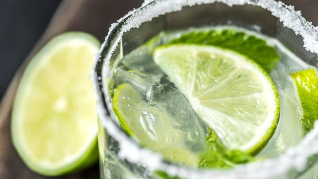Copo com gelo, limão e bebida
