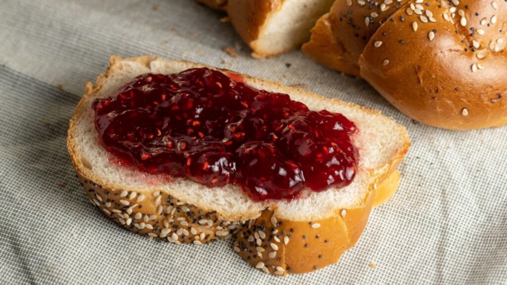Geleia de morango no pão