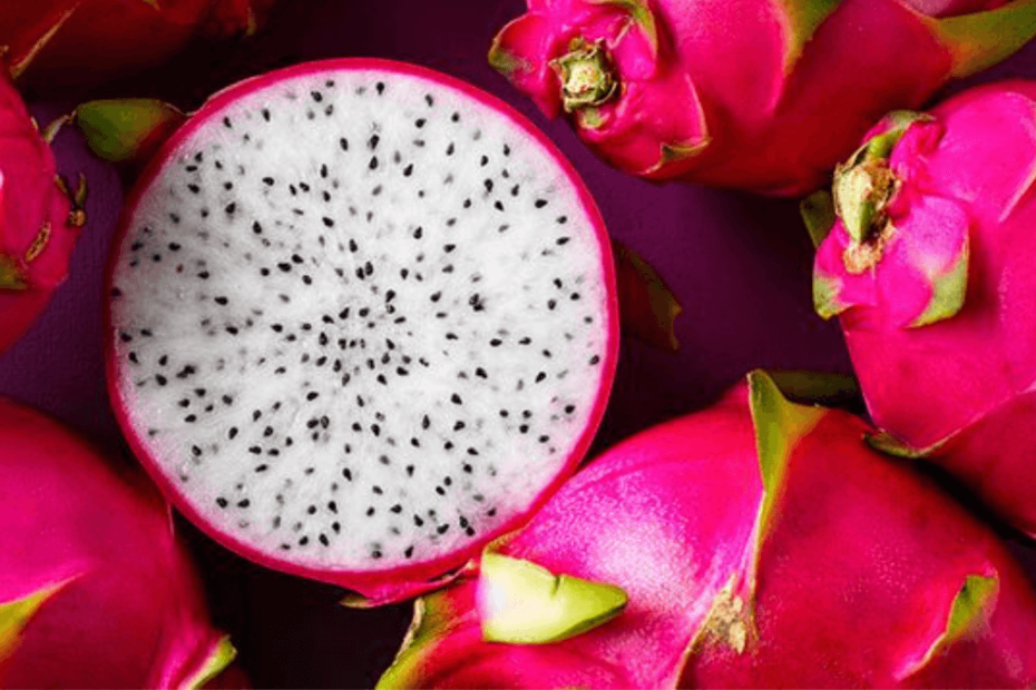 fruta com p pitaia, rosa por fora e branca por dentro